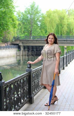 baculatá dívka procházky v parku