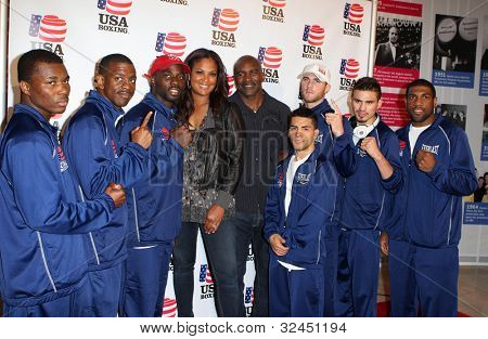 BEVERLY HILLS, CA. - APRIL 24: Team USA boksning rejser med Evander Holyfield og Laila Ali på USA