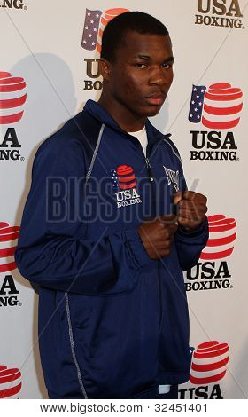 BEVERLY HILLS, CA. - 24 de abril: Boxeador Toka Kahn Clary llega en el beneficio de boxeo de Estados Unidos en el Paley 