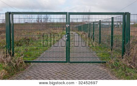 Zamknięty zielony płot stal