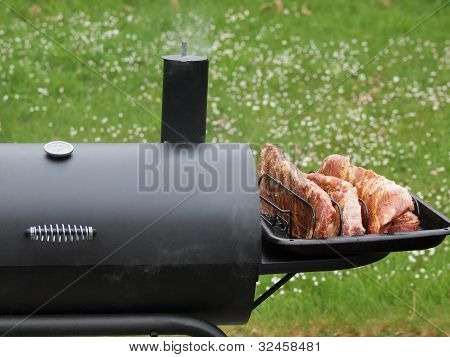 Garten Grillen auf Holzkohle Raucherin