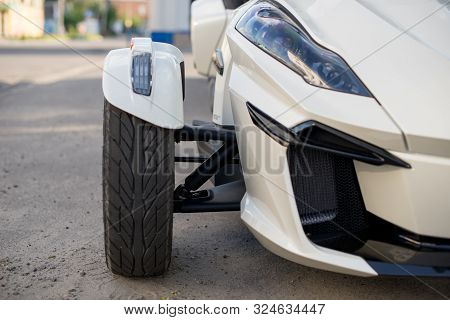 Tire And Headlight For Trike Or Tricycle Vehicle Spyder