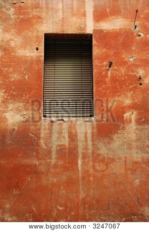 Fenster in red wall