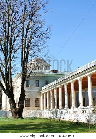 Casa con Rotunda e colonnato