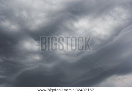 폭풍 하기 전에 Dard 하늘