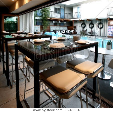 Hotel con comedor junto a la piscina