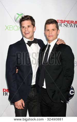 LOS ANGELES - APR 29: Max Carver, Charlie Carver ankommer til 