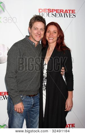 LOS ANGELES - APR 29: Kevin Rahm, kone ankommer til 