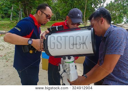 Labuan,malaysia-sept 29,2019:professional Astrophotography Telescope Equipped With Guider Scope & Ob