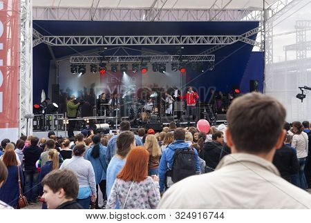 Novosibirsk, Russia - 22 August 2015: Lenovo Fiber Fest - City Day Holiday, Stage Preparation And Ga