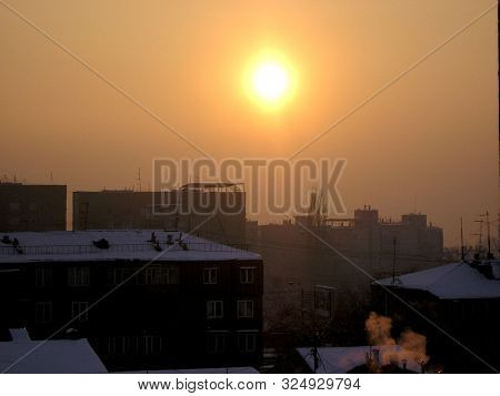 The Cold Sunset  In The City. The Winter Scene In The Evening City.
