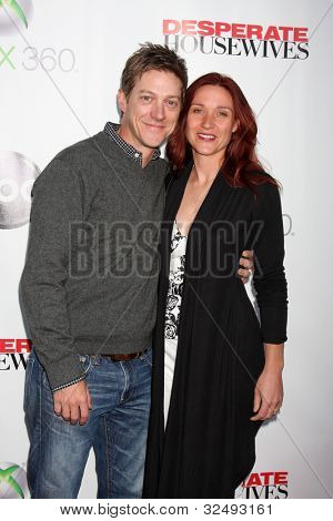 LOS ANGELES - APR 29: Kevin Rahm, kone ankommer til 