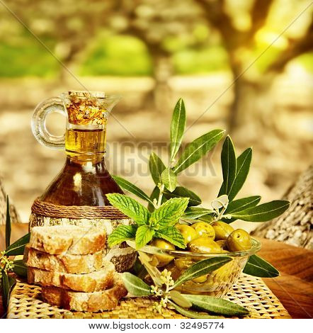 Oliven Stillleben, frische Lebensmittel im Garten mit Olivenbäumen, Bauernhof Land Landschaft des Libanon, homemad