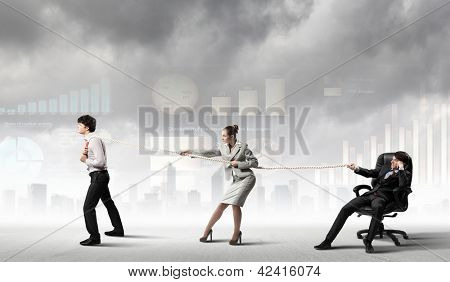 Imagem de três empresários com corda contra o fundo do diagrama