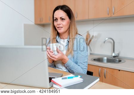 Sharing Experience Video Bloging, Learning New Knowledge Online, Virtual Class Meeting, Giving Lectu