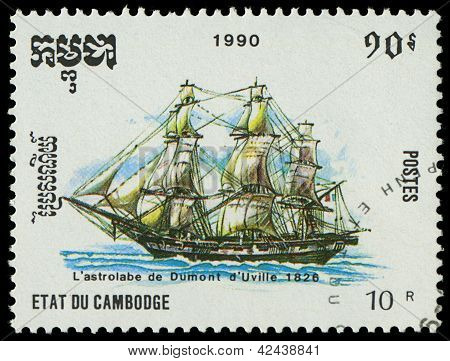 Camboya - alrededor de 1990: Un sello impreso en Camboya muestra imagen de un antiguo velero alrededor de 1990