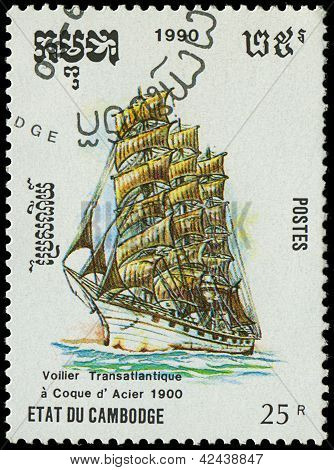 Camboya - alrededor de 1990: Un sello impreso en Camboya muestra imagen de un antiguo velero alrededor de 1990