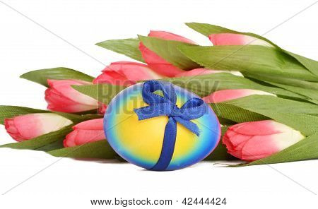 Æg med blåt bånd og blomster