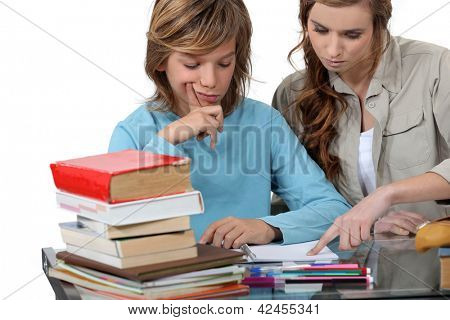 Menino prepubescent sendo tutorado