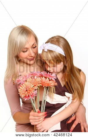 Mutlu anne ve kızı izole çiçek koklama