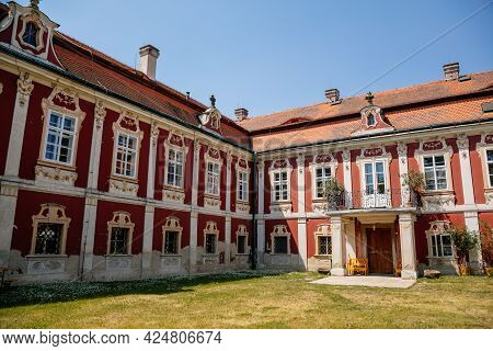 Baroque Castle Steknik, Stucco, Peeling Dark Red Plaster, Red Tile Roof, Green Lawn, Italian Garden,