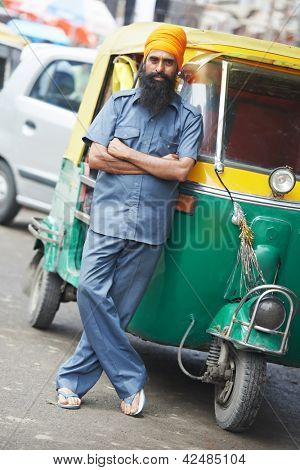 Auto indiano risciò tre-weeler tuk-tuk taxi driver uomo