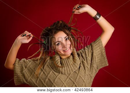 Portrait d'une belle jeune femme aux Dreadlocks sur un rouge