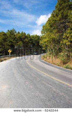 Courbe de la route vers la droite