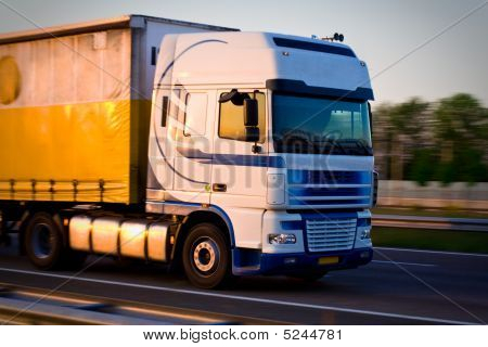 Rahti Truck liikkeellä