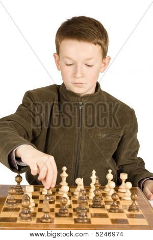 Jeune garçon jouant aux échecs