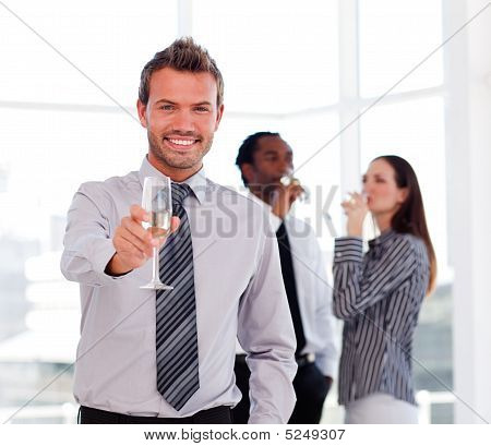 Uomo d'affari bere Champagne e festeggiare un successo