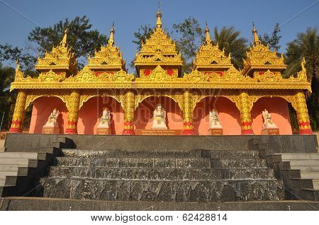 Golden buddhist statues