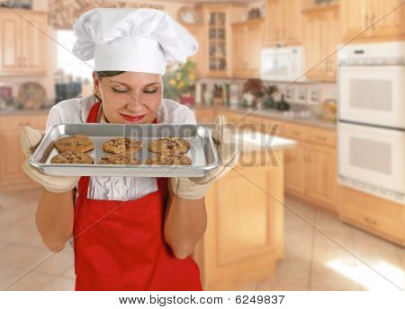 Unga kvinnliga kock med Cookies