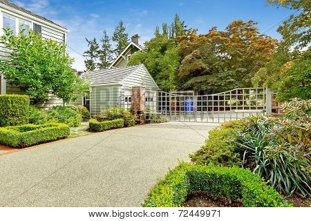 Luxury Real Estate In Tacoma, Wa. House With Driveway And Large Entance Gate
