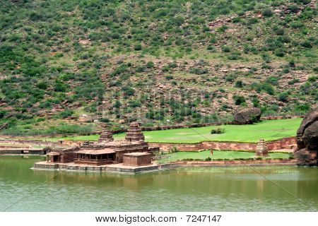 Nad jeziorem świątyń