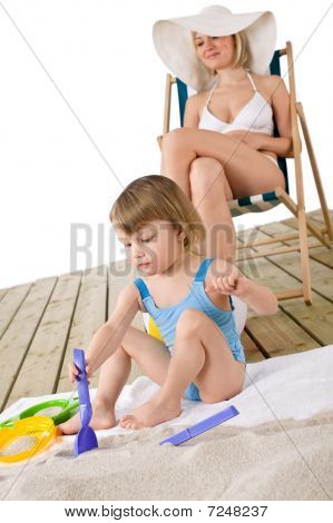 บี - แม่กับเด็กเล่นกับของเล่นในทราย