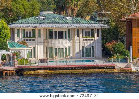 Kanlica Istanbul - houses on the shore