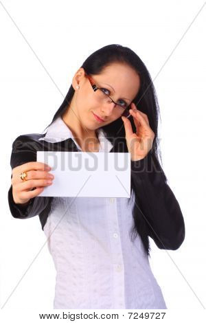 Elegante mulher sorridente, vestindo óculos segurando um Nota-cartão em branco, isolado no branco
