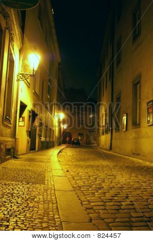 Prager Straße bei Nacht