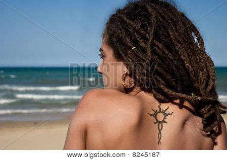Dziewczynka z tatuaż na plaży