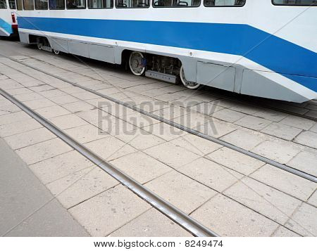 เดินทางไปมาบนถนน