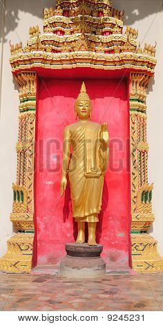 พระเดิน