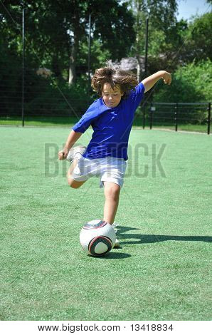 축구공을 야외 촬영 꽤 어린 소년
