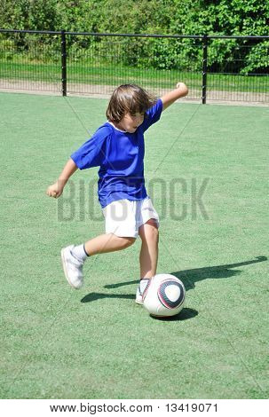 축구공을 야외 촬영 꽤 어린 소년