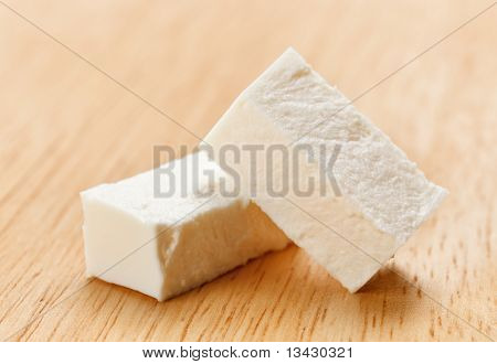 Feta ost kuber med på træ skærebræt