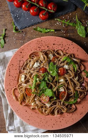 Spaghetti With Mozzarella, Cherry Tomatoes And Arugula