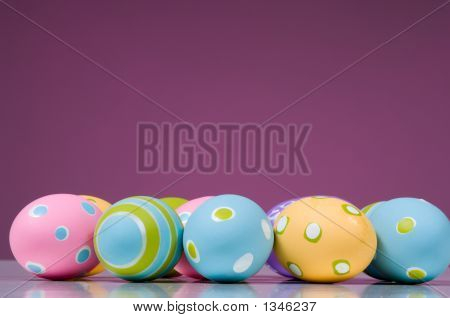  Uova di Pasqua colorate su sfondo rosa