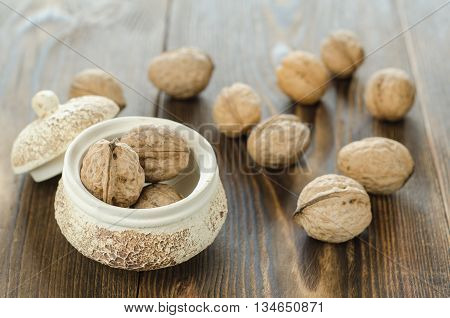 Walnut kernels and whole walnuts on wood