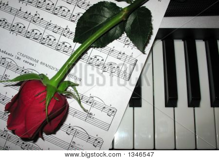  Nousi pianolla