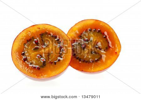 Zwei Hälften Tamarillo, Isolated On White